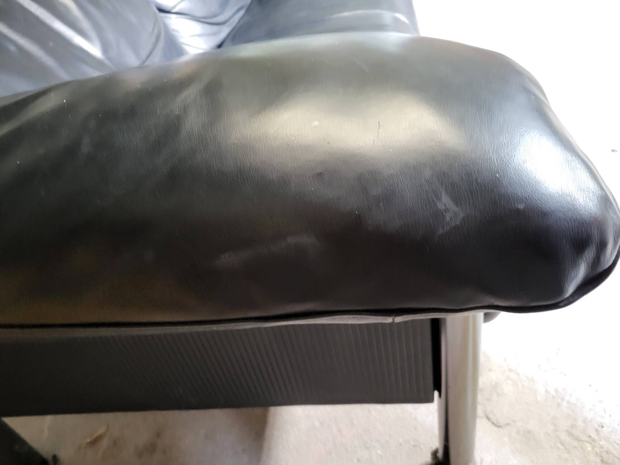 Pierluigi Cerri sofa model Pause signed Poltrona Frau in Black leather Design