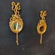 Paire de miroirs ronds en bois doré de style Louis XVI
