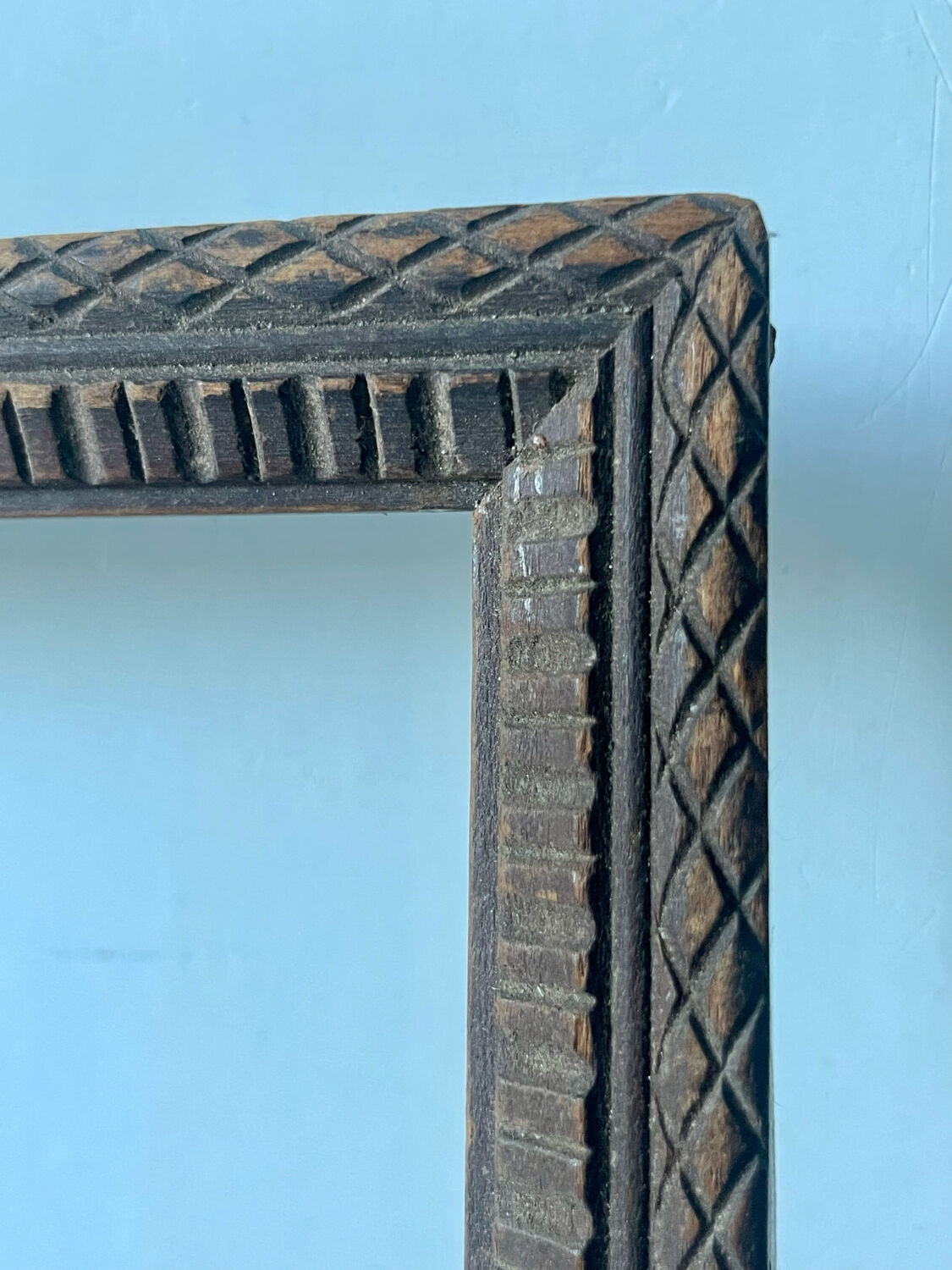 Cadre ancien sculpté à la main 32,5 cm x 27,5 cm dimensions d’ouverture 28,5 cm x 23,5 cm