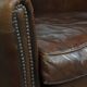 Ensemble de deux fauteuils en cuir de mouton vintage au caractère marqué.