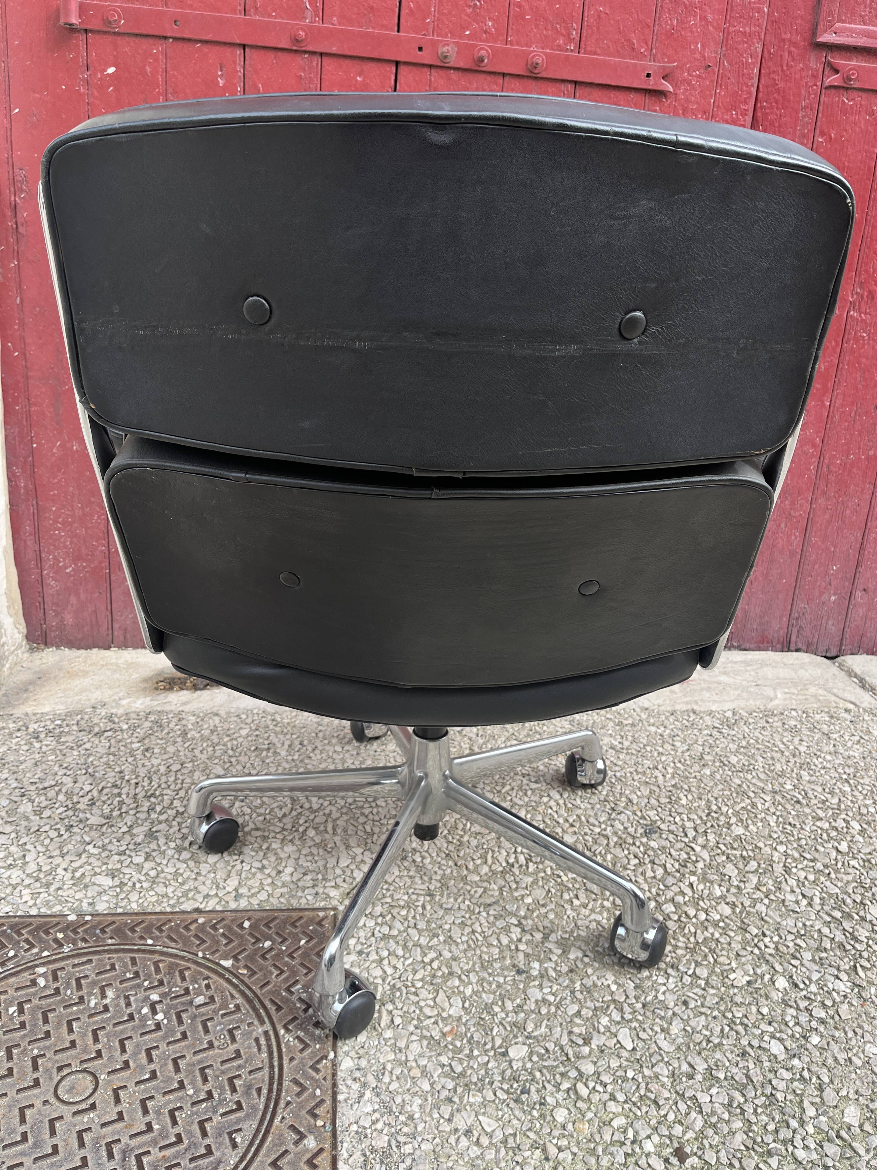 Charles Eames Vitra ES104 leather office chair