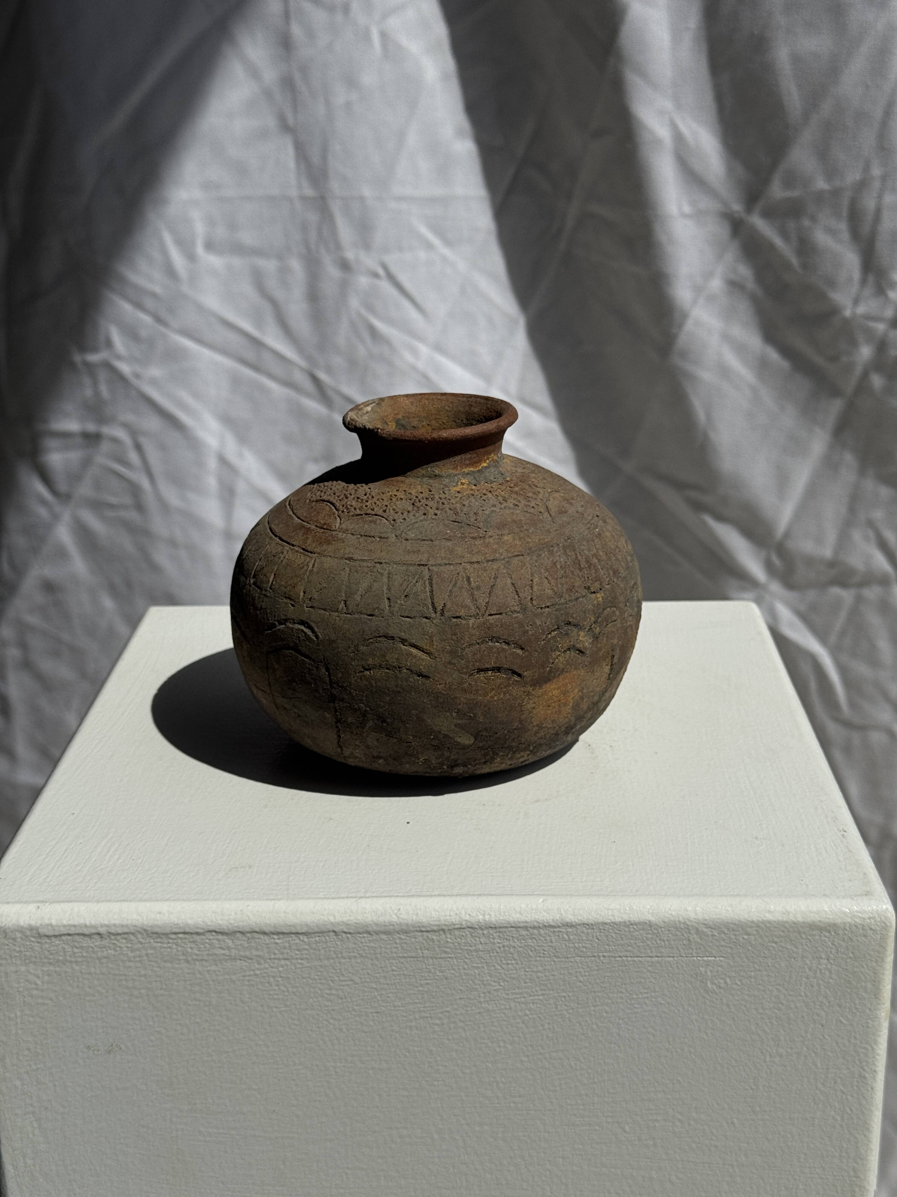 Small round ancient vase in engraved terracotta, Indonesian polychromy H10 D1
