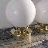 Paire d’appliques globes en opaline blanche