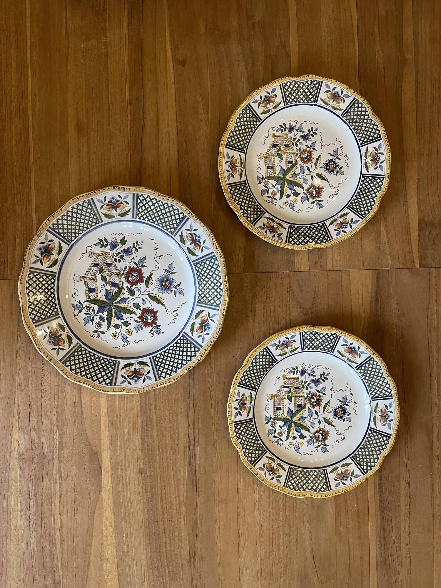 Set of 3 Montmorency model plates in Sarreguemines earthenware.