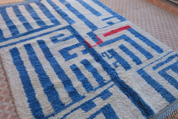 Tapis marocain berbère béni ouarain moderne bleu et blanc