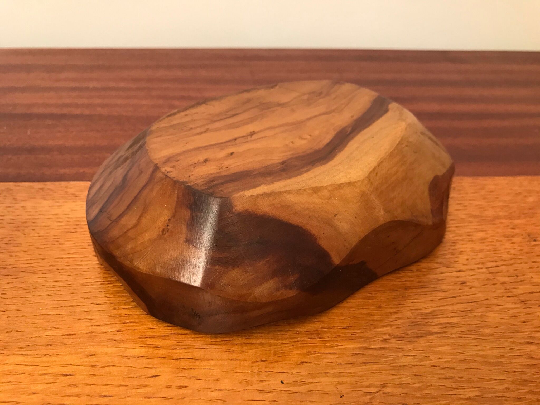 Large ashtray, empty pocket, olive wood