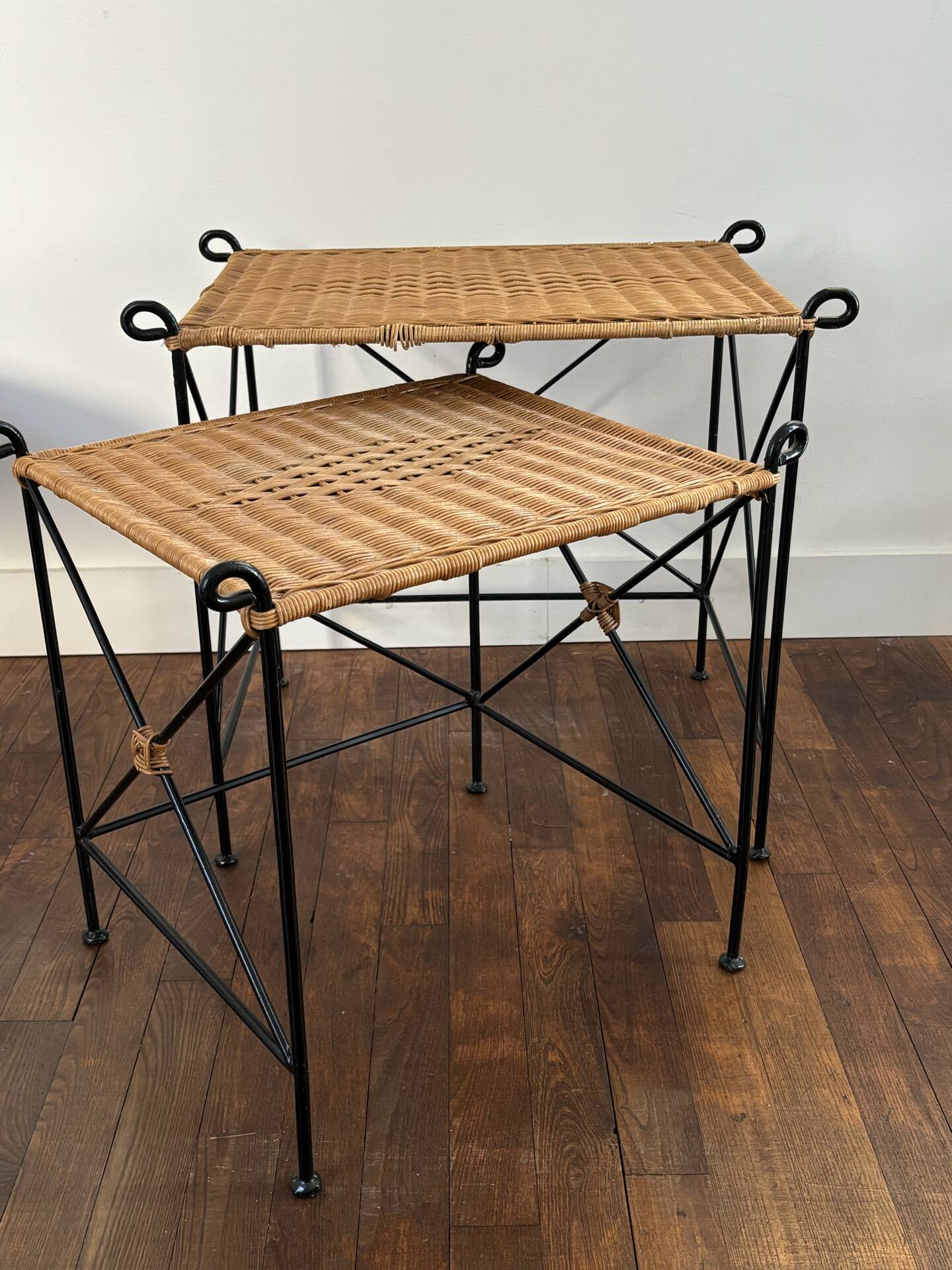 Tables d’appoint en fer forgé et rotin tressé
