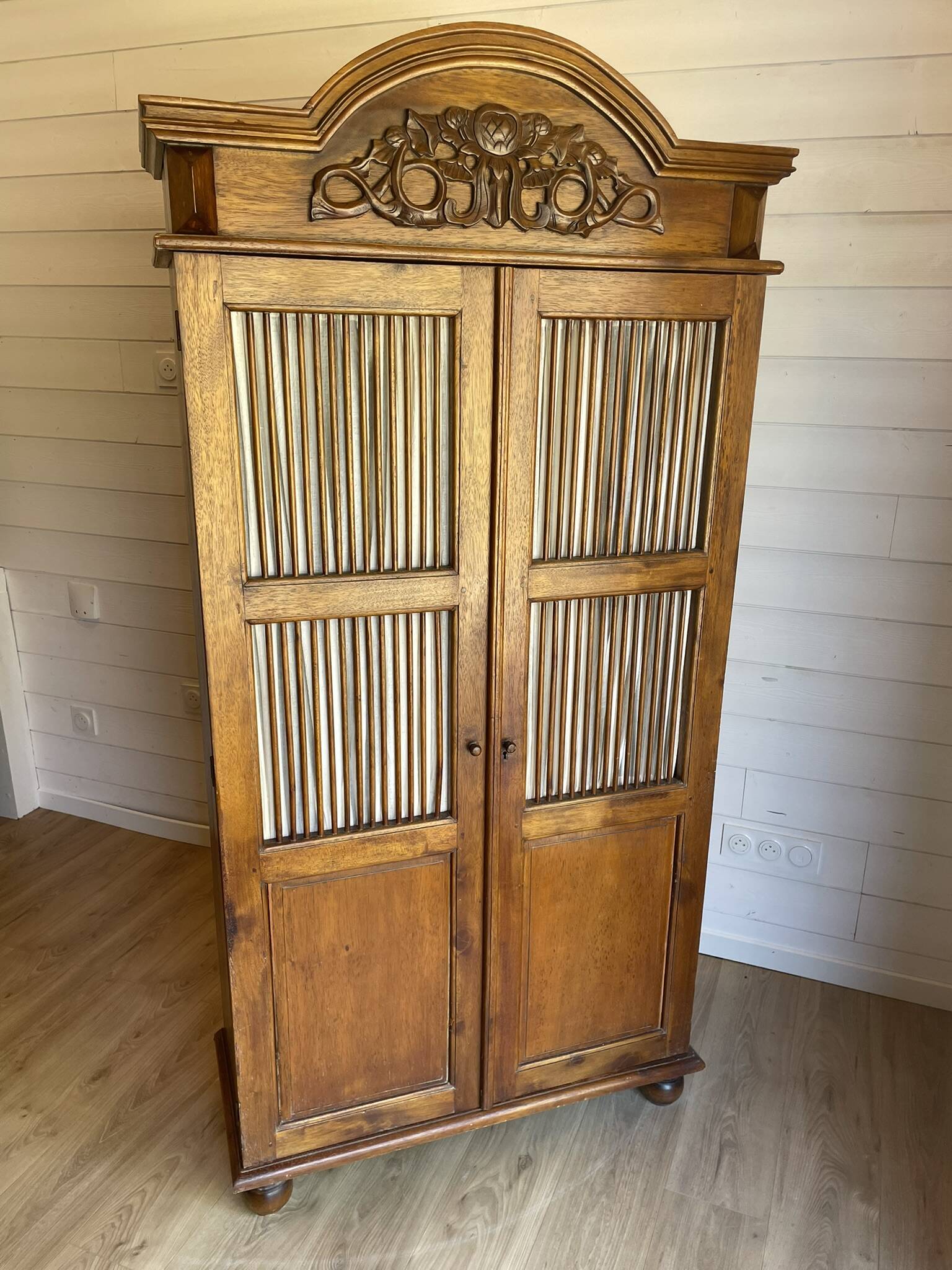 Beautiful antique solid wood wardrobe, country chic / Provençal, carved.