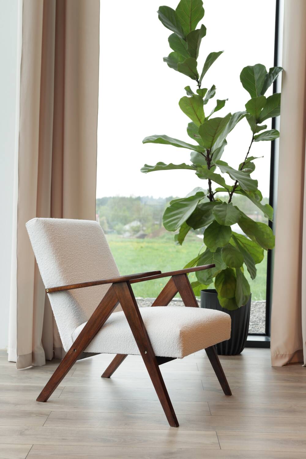 Fauteuil en tissu bouclette blanc et bois, milieu XXème