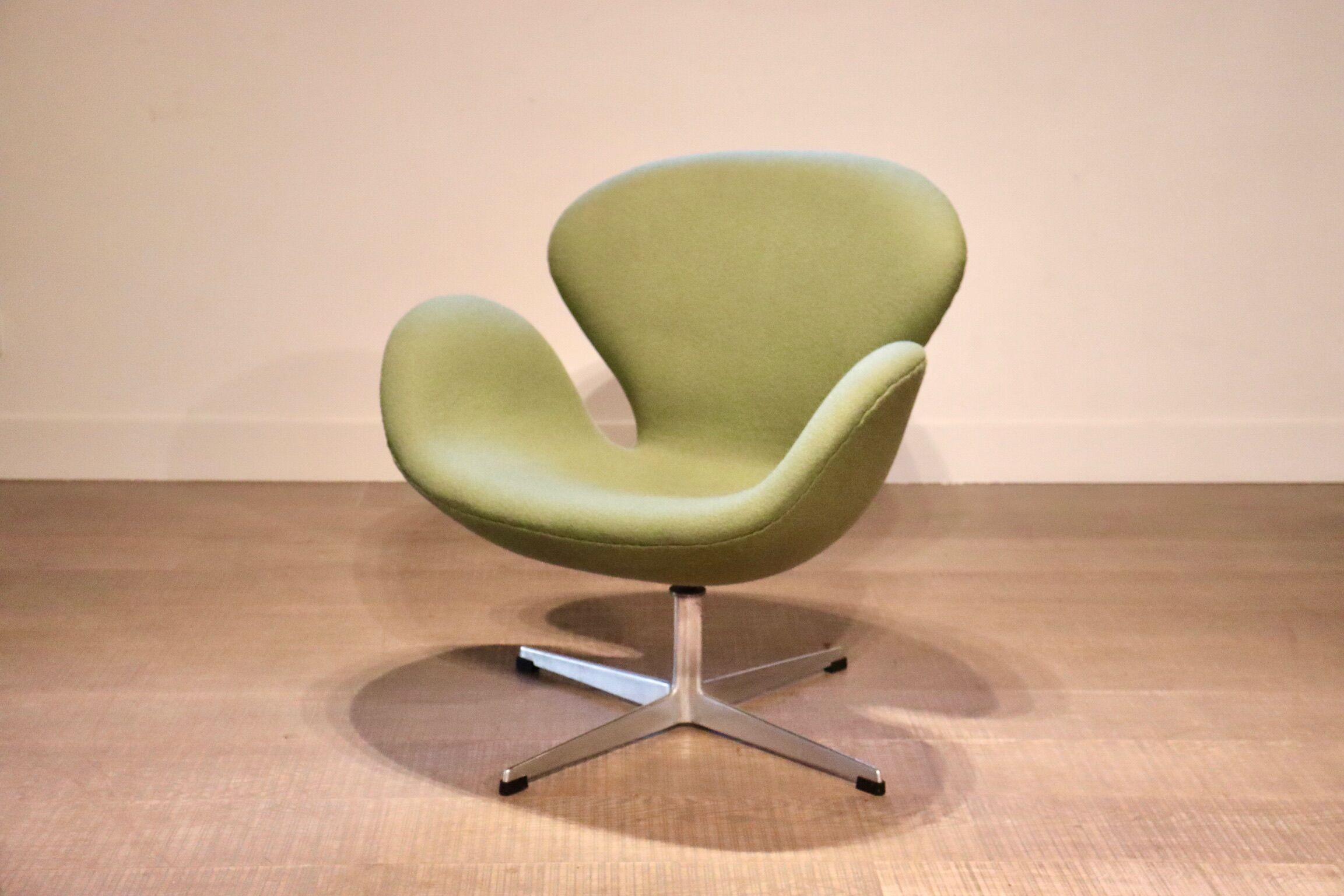 Early model 3320 Swan Chair by Arne Jacobsen for Fritz Hansen, 1950s