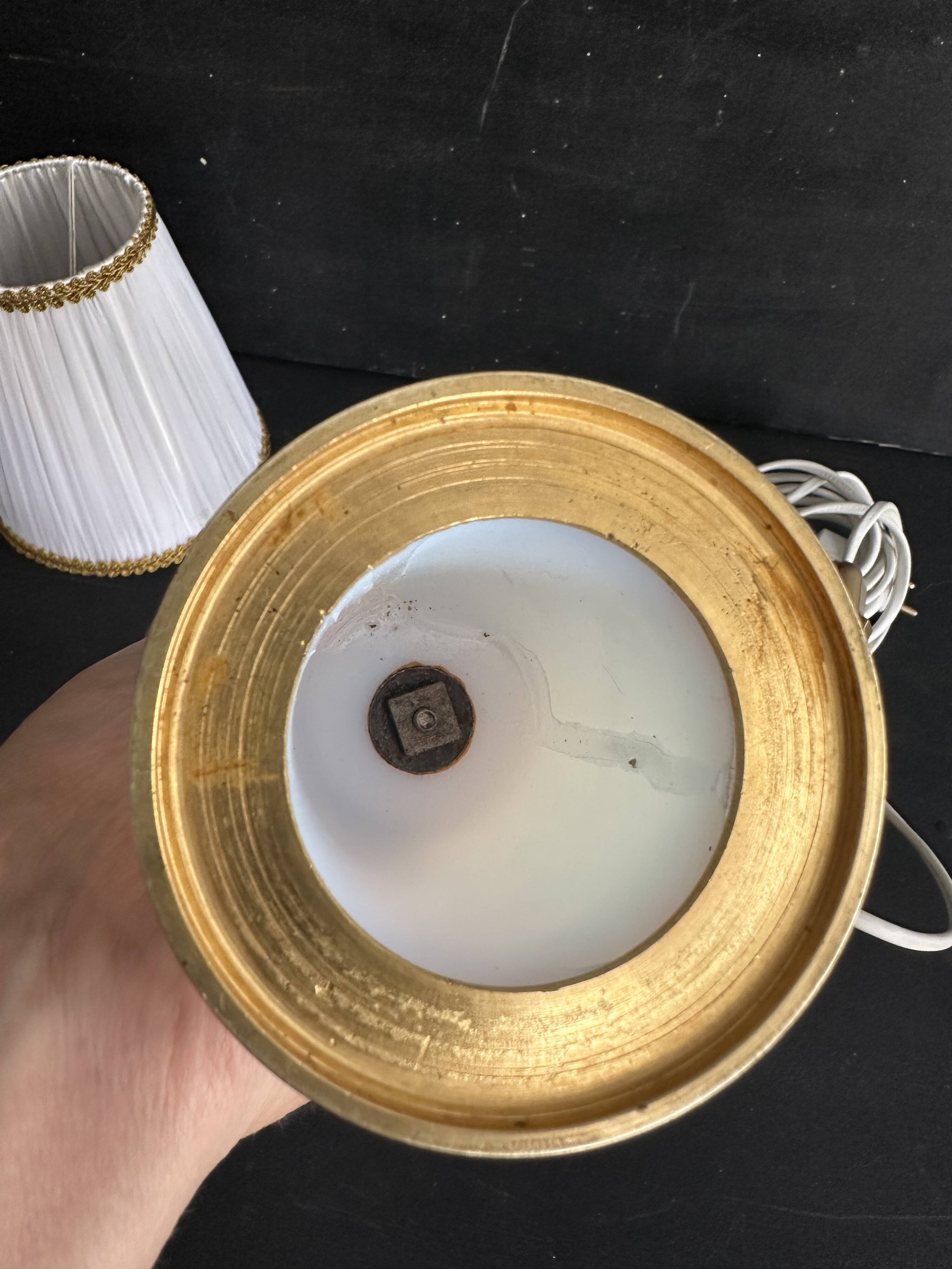 Lampe XIXe en opaline blanche et métal doré