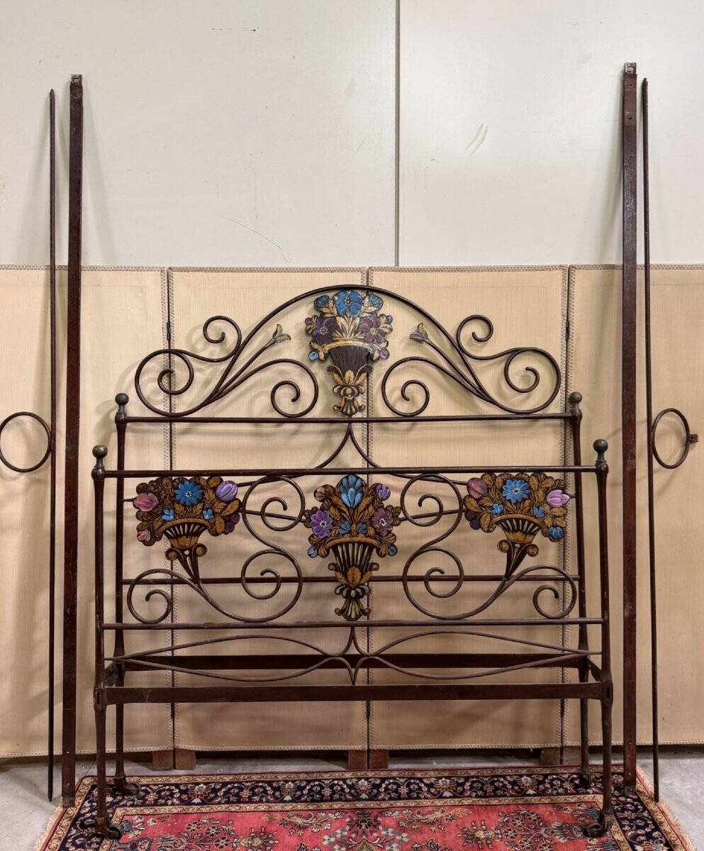Venetian bed in iron and cast iron from the Art Nouveau period with polychrome decorations