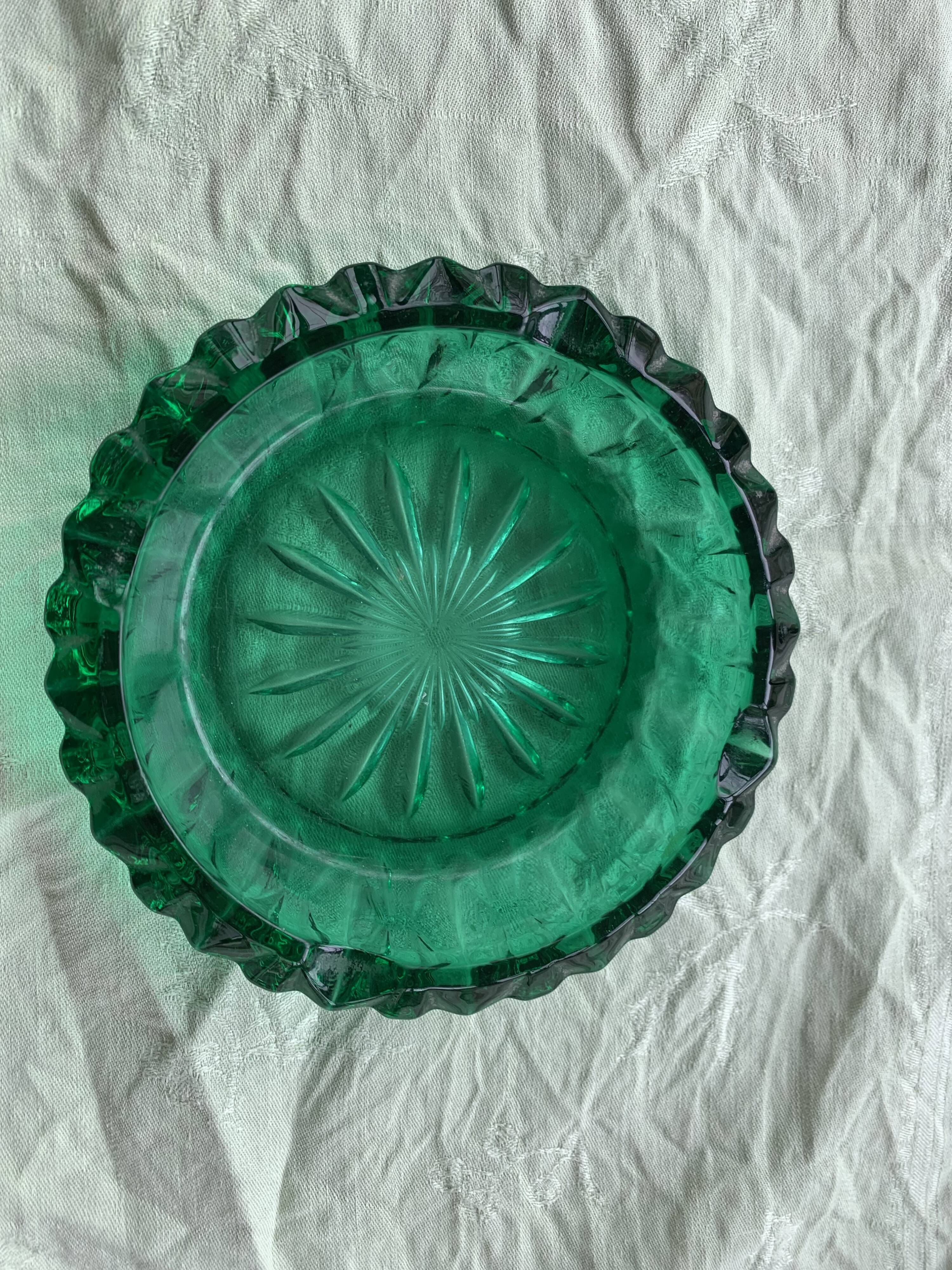 Cendrier en verre ciselé vert vintage