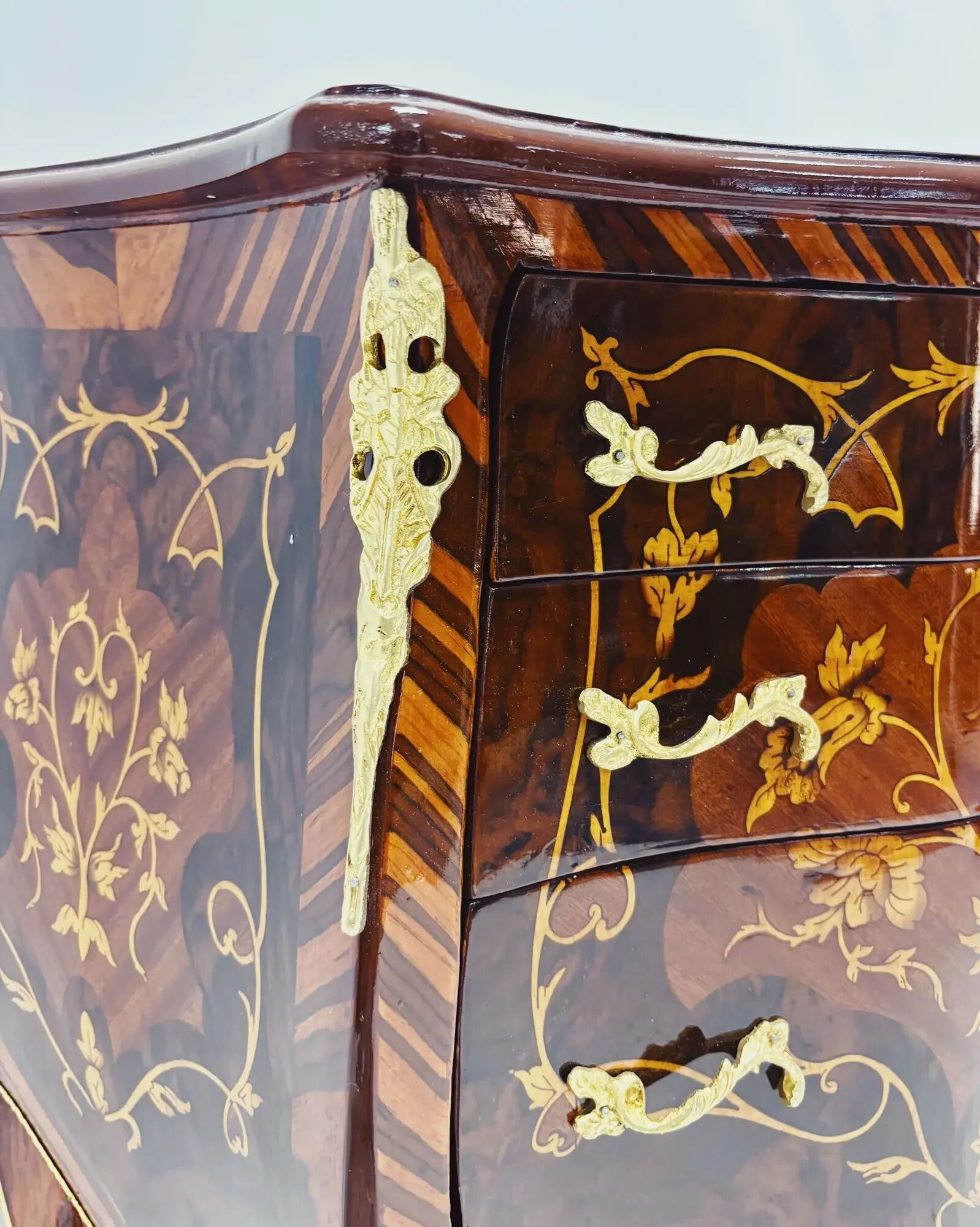 Marquetry chest of drawers with inlay in Louis XV style