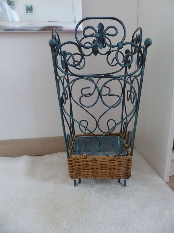 Porte-parapluies français shabby chic en métal et osier tressé – rangement