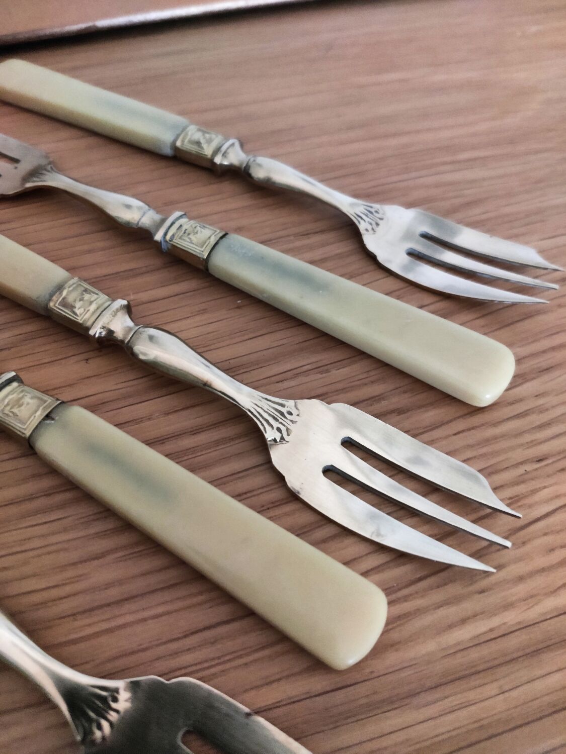 6 dessert forks