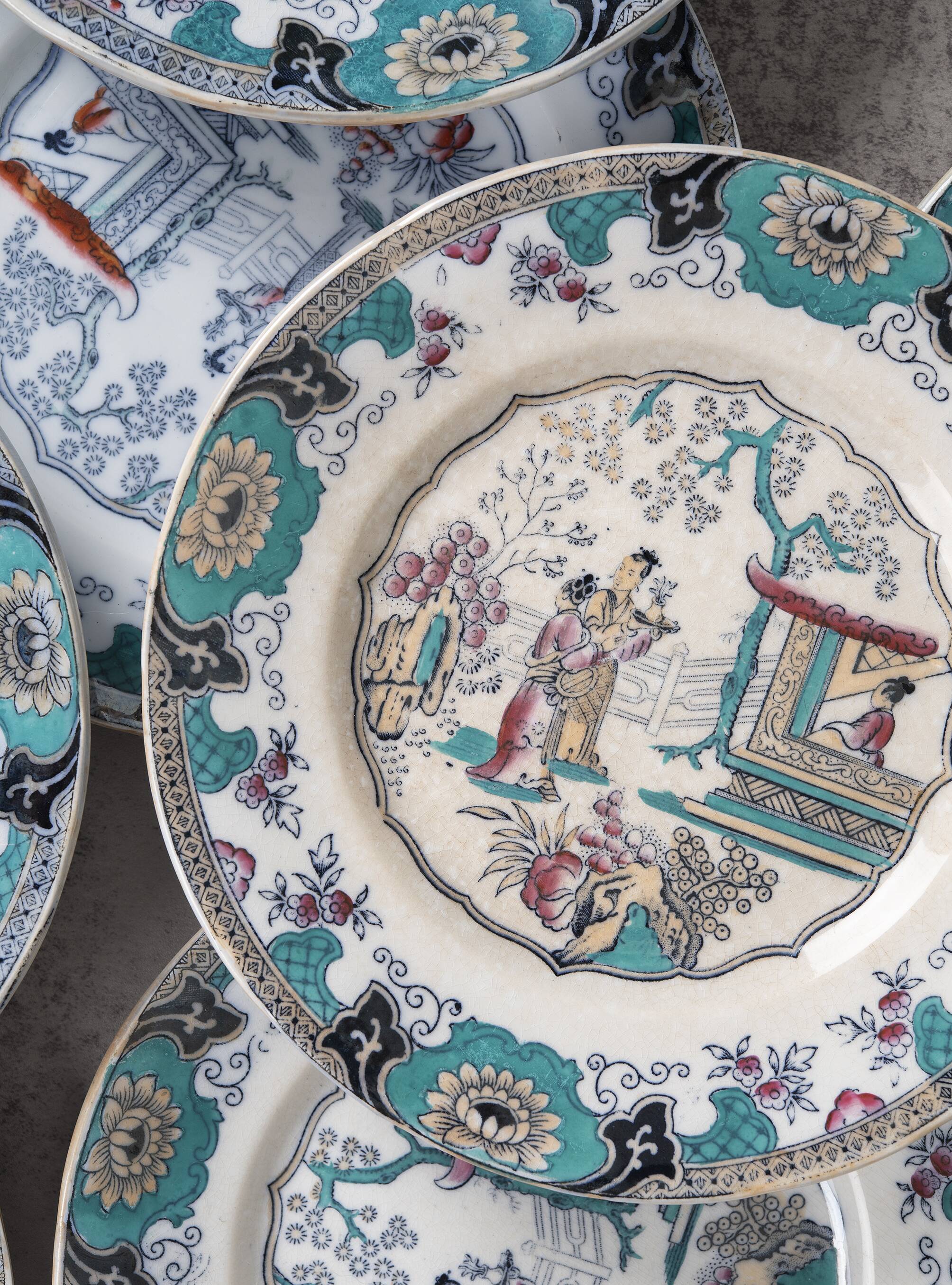 12 plates with large dish, Boch Frères Canton