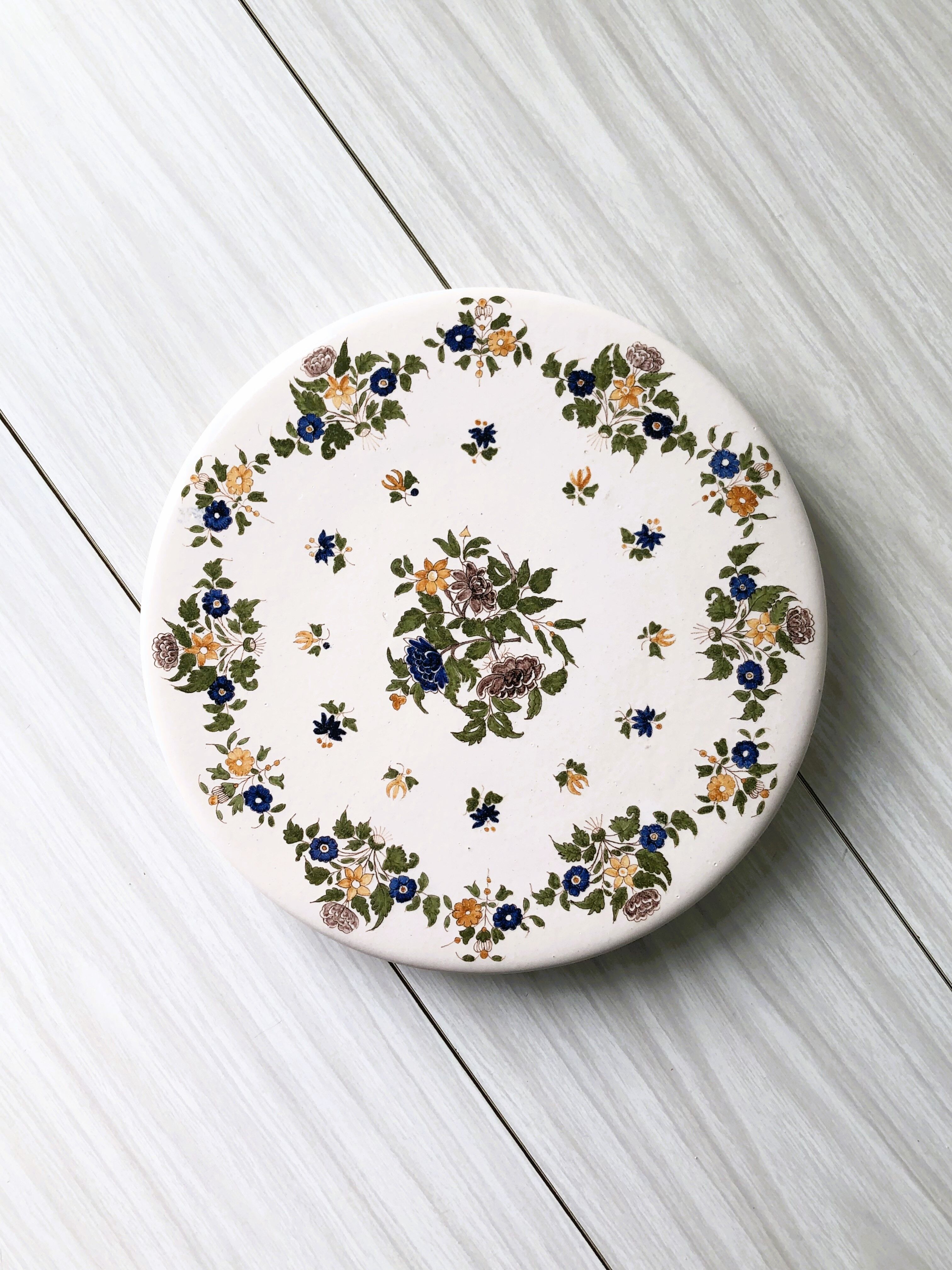 Presentation dish, ceramic pie dish with floral motifs. Very good retro vintage condition