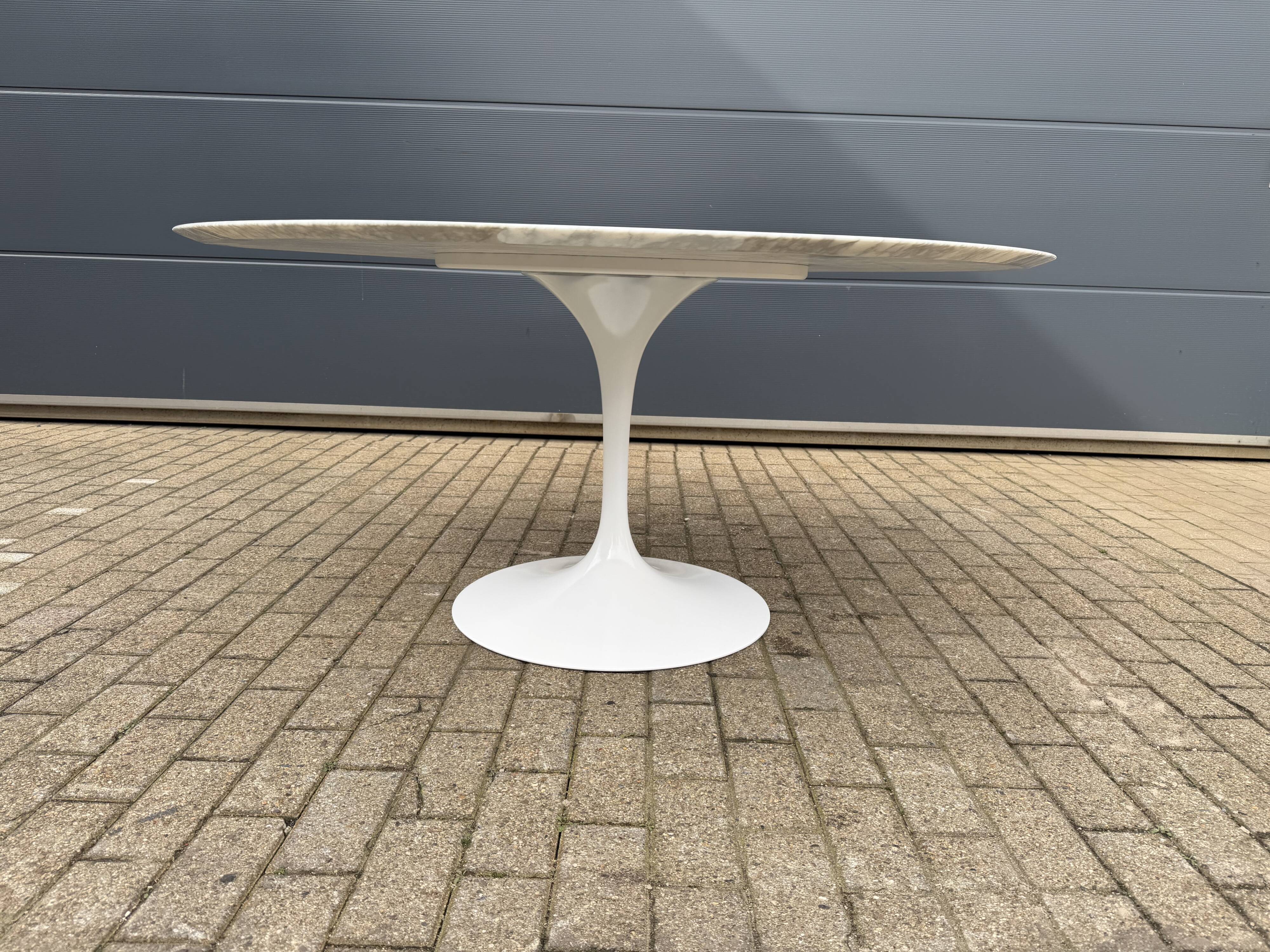 Original round dining table Knoll Tulip (152cm) Carrara