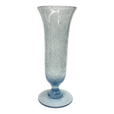 Vase en verre bullé bleu