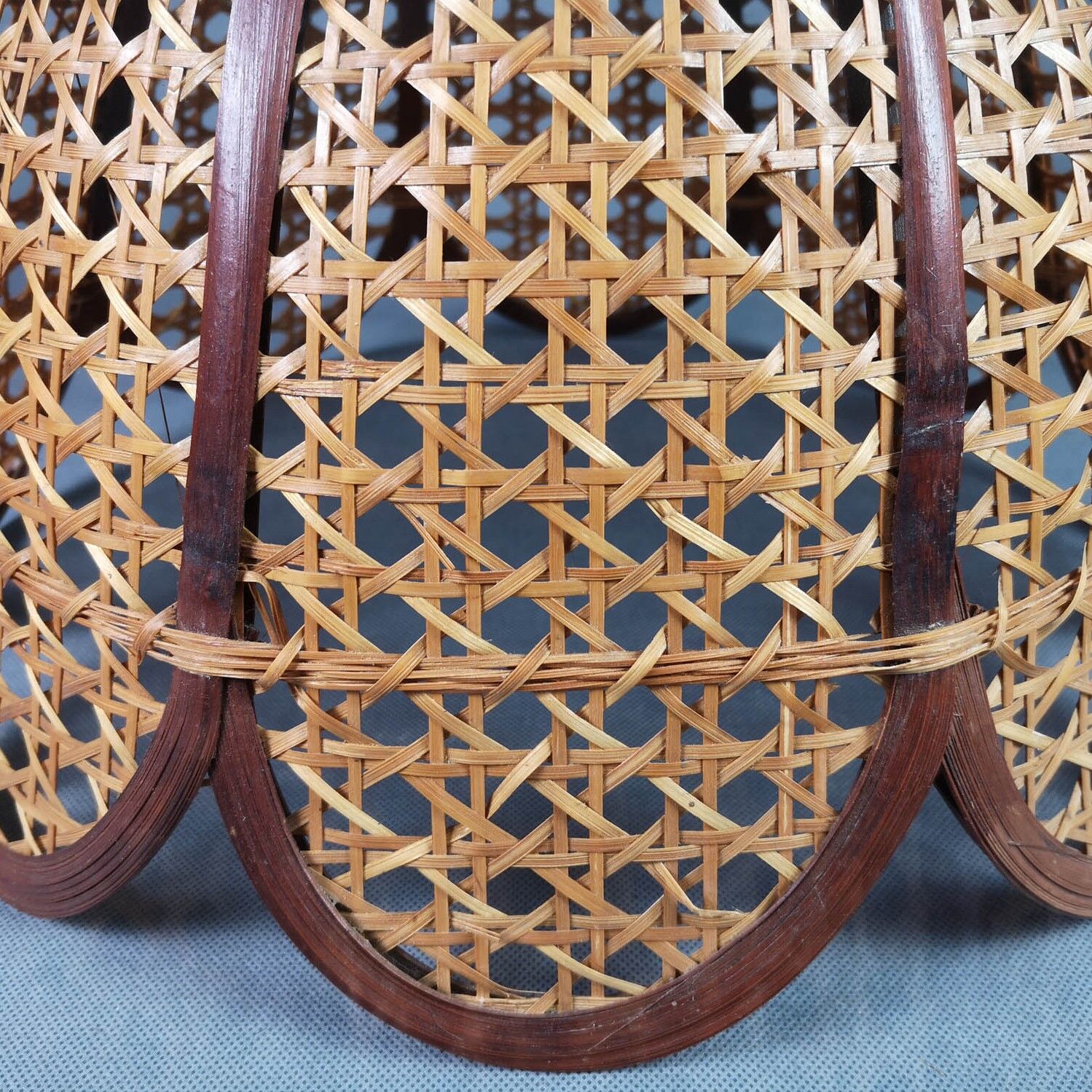 Flower suspension in braided rattan and vintage openwork