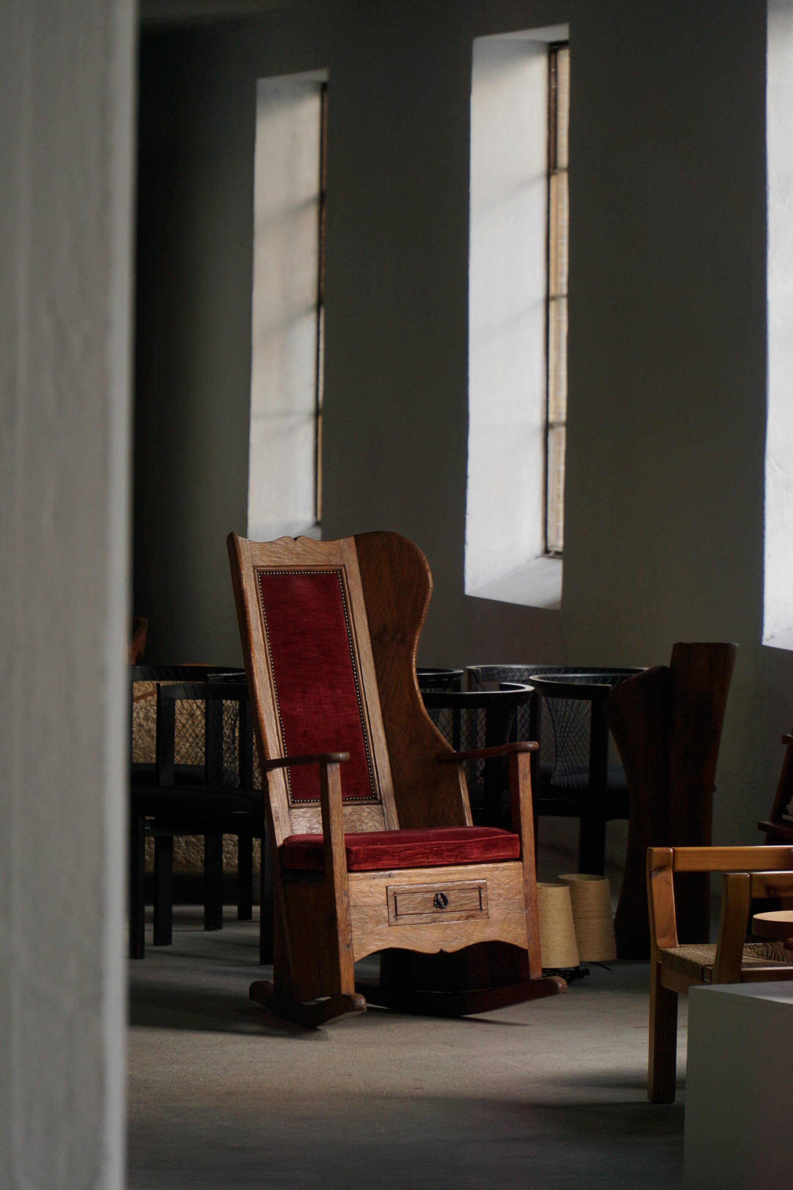 Antique English rocking chair in wood with red velvet upholstery, 19th century.