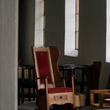 Antique English rocking chair in wood with red velvet upholstery, 19th century.