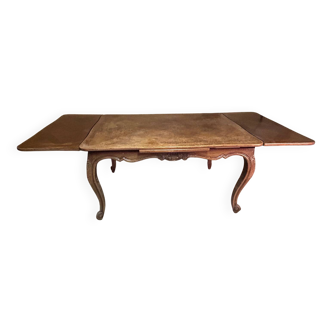 Extendable wooden table