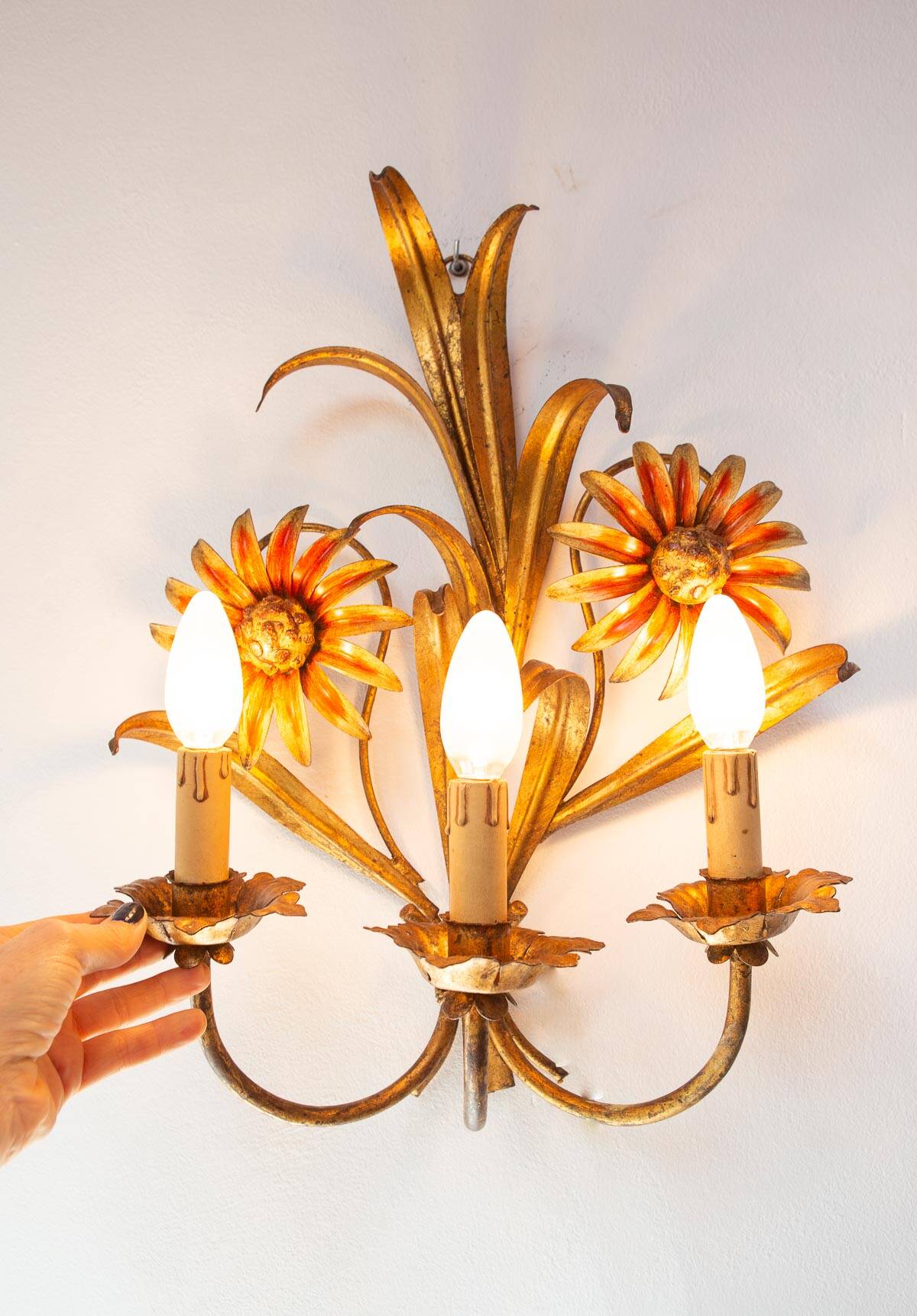 Pair of Italian wall lights in gold metal with flowers and leaves (50 cm)