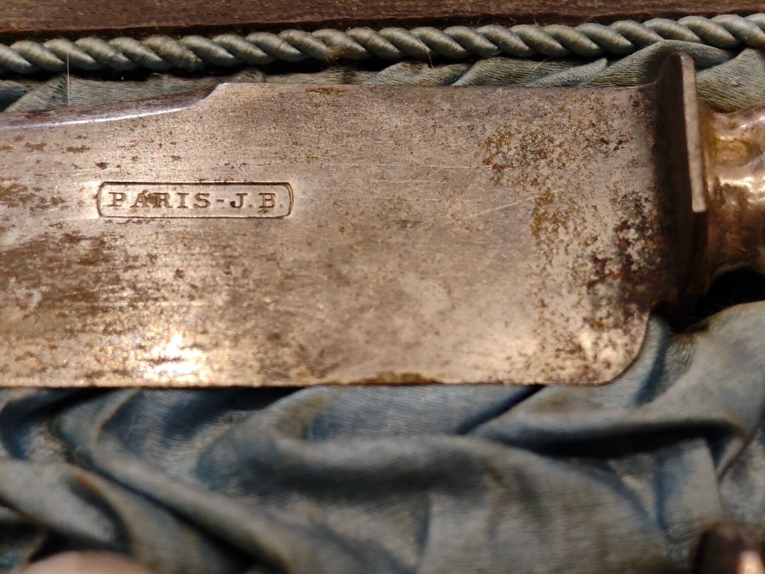 Exceptional cutting set with silver stag.