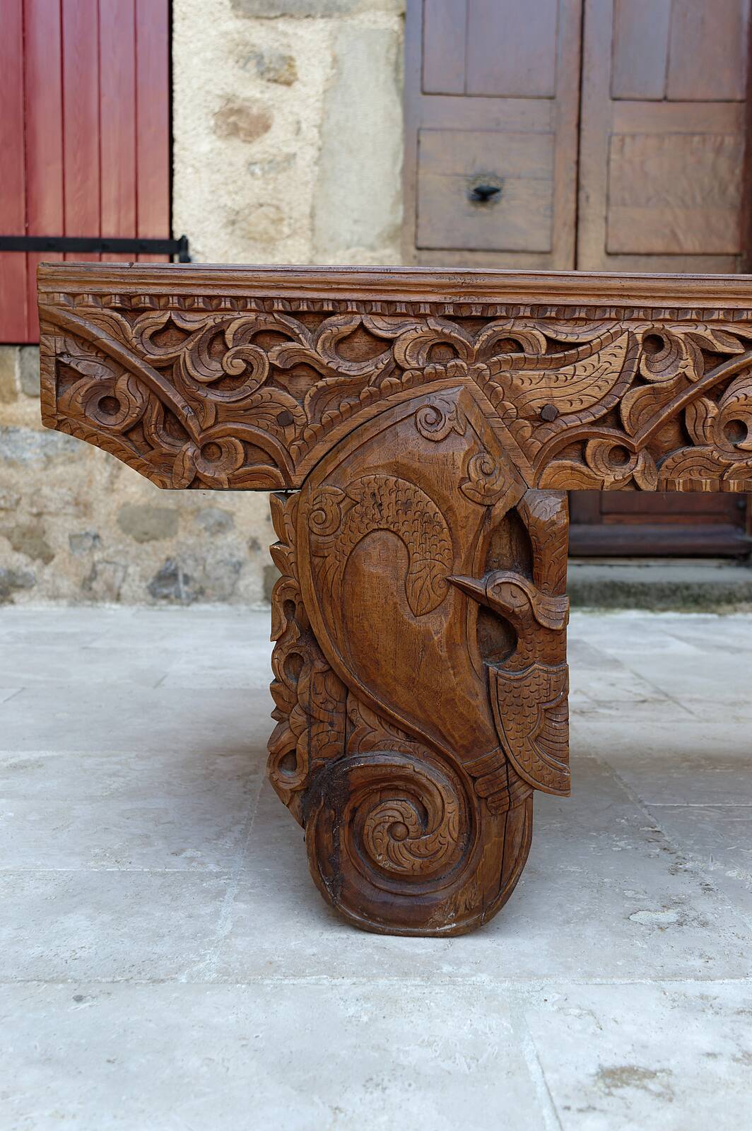 Important Indonesian bench in carved wood, Early 20th century