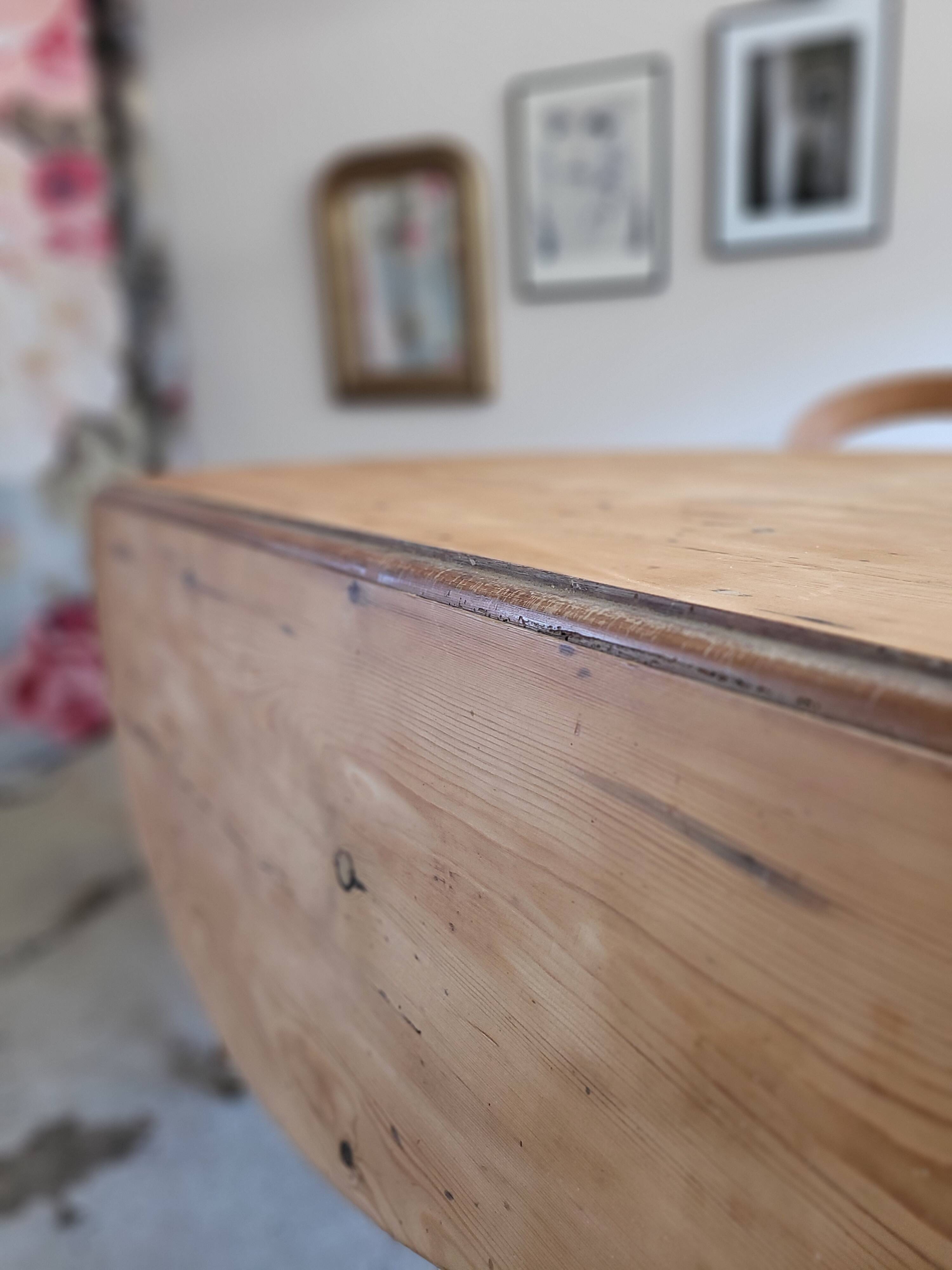 Round table with solid wood leaves