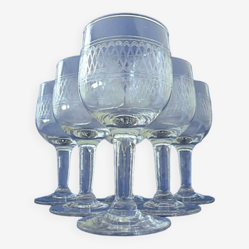 Suite de six verres à xérès, porto ou commandaria en verre gravé de motifs géométriques