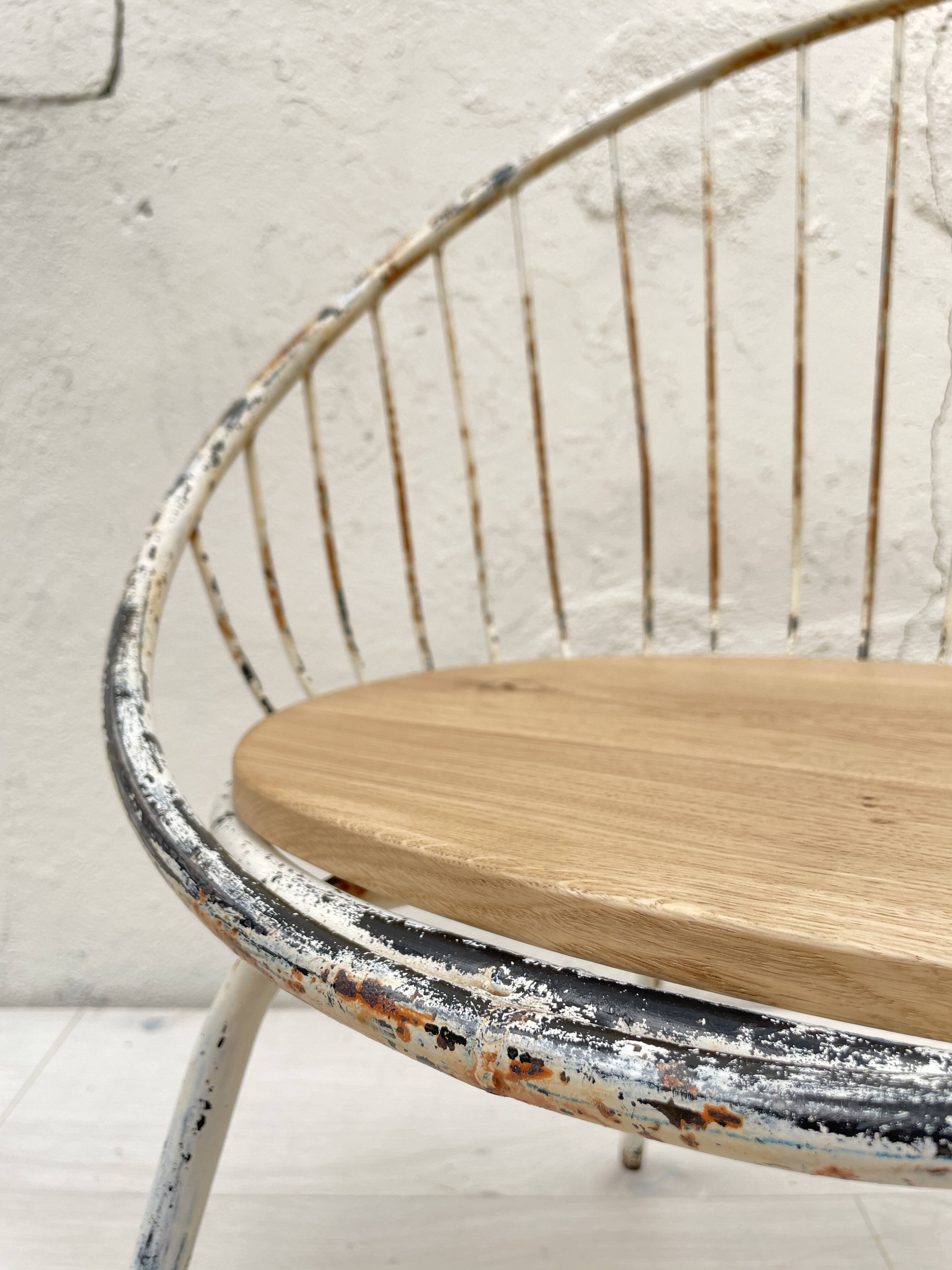 Basket armchair in metal and wood.
