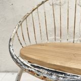 Fauteuil corbeille en métal et bois.
