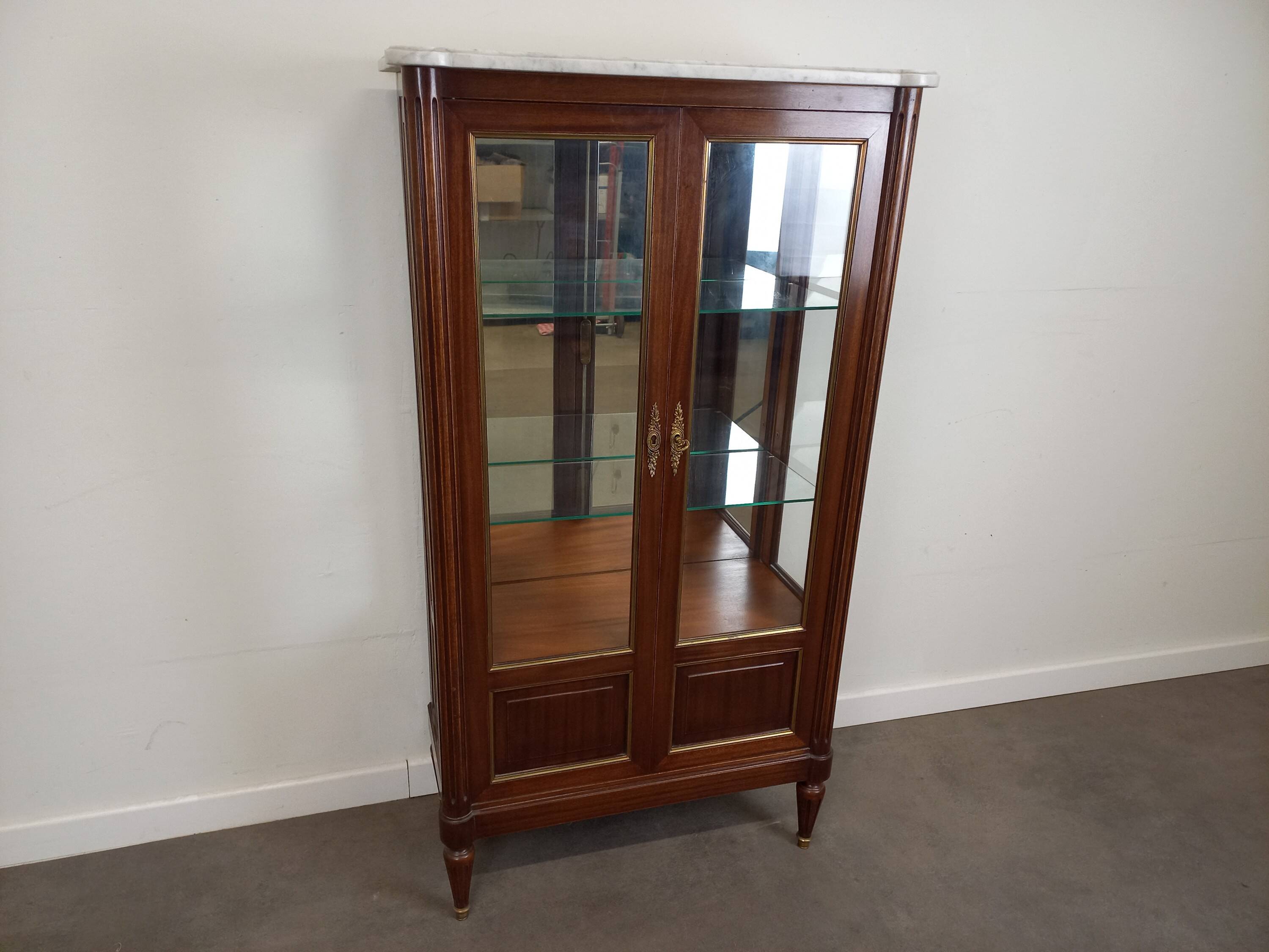 Vitrine de style Louis XVI