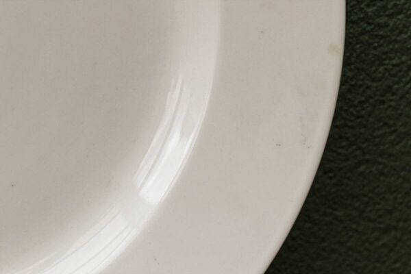Ancien plat en porcelaine blanche, AH et Cie