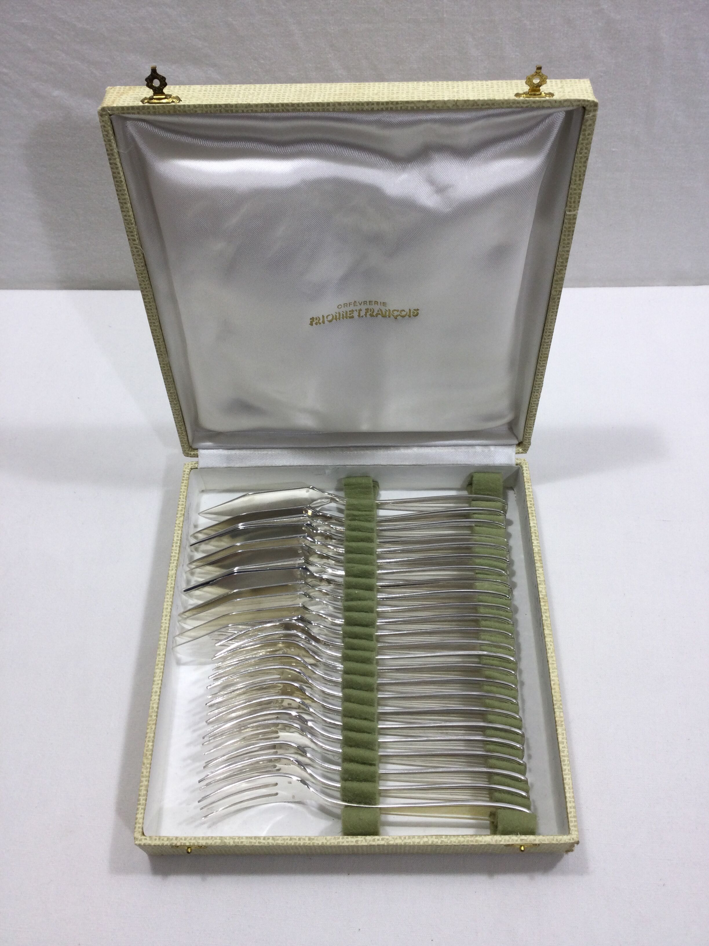 Francois Frionnet – 12 fish covers