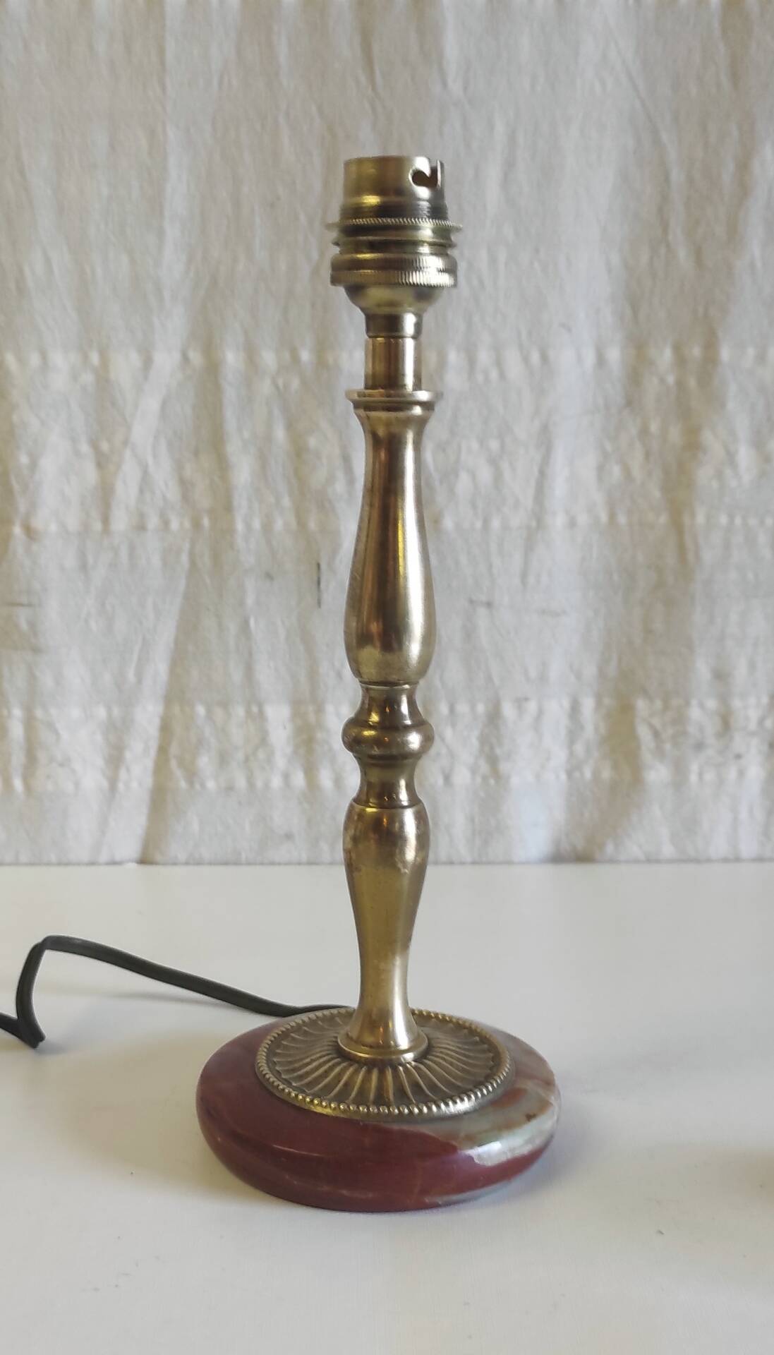 Table lamp base in brass, neo-classical style - mid 20th century.