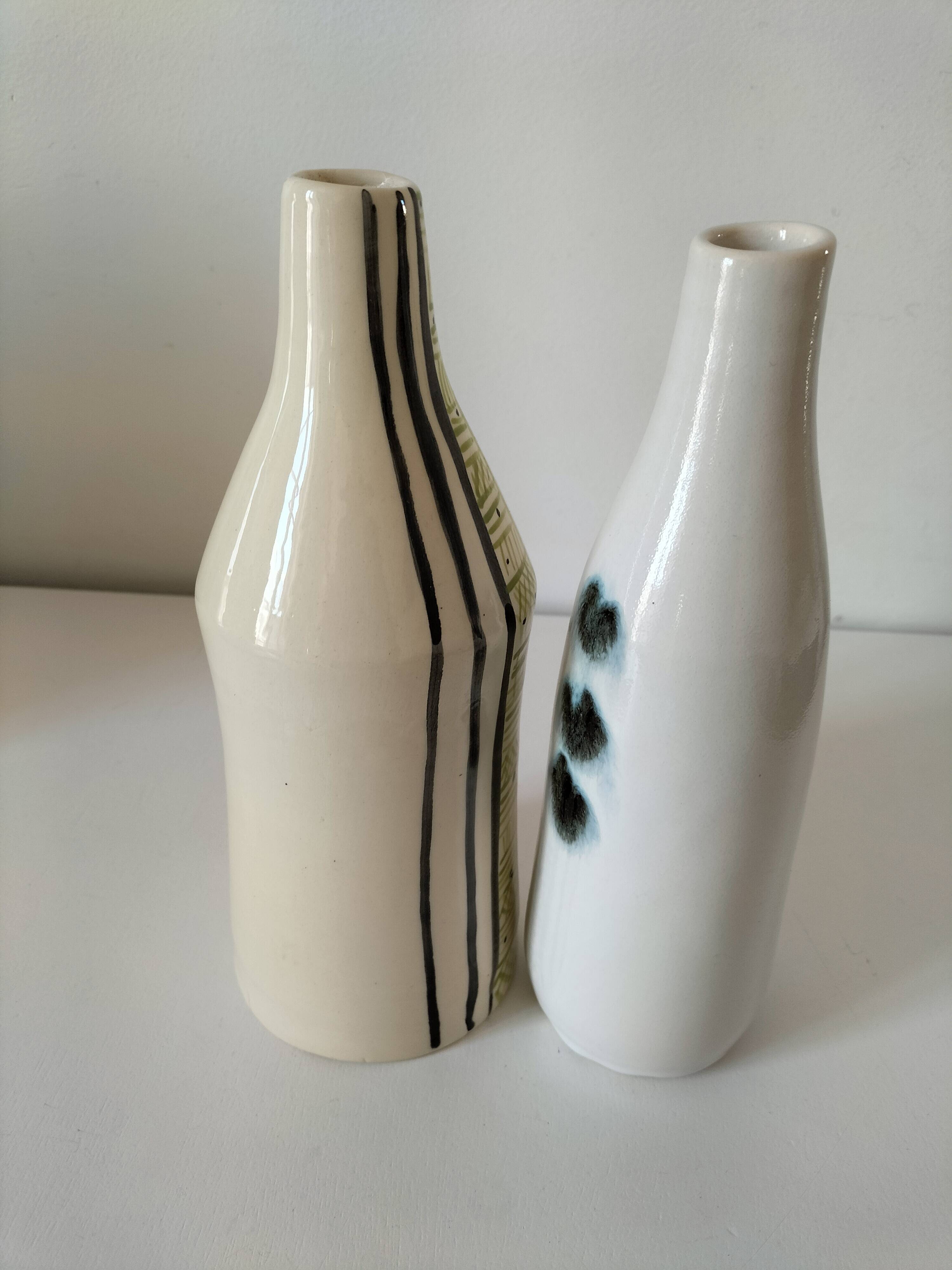 Duo de vases en céramique émaillée, décor pictural, signés MU