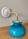 Applique coudée globe vintage en opaline bleue
