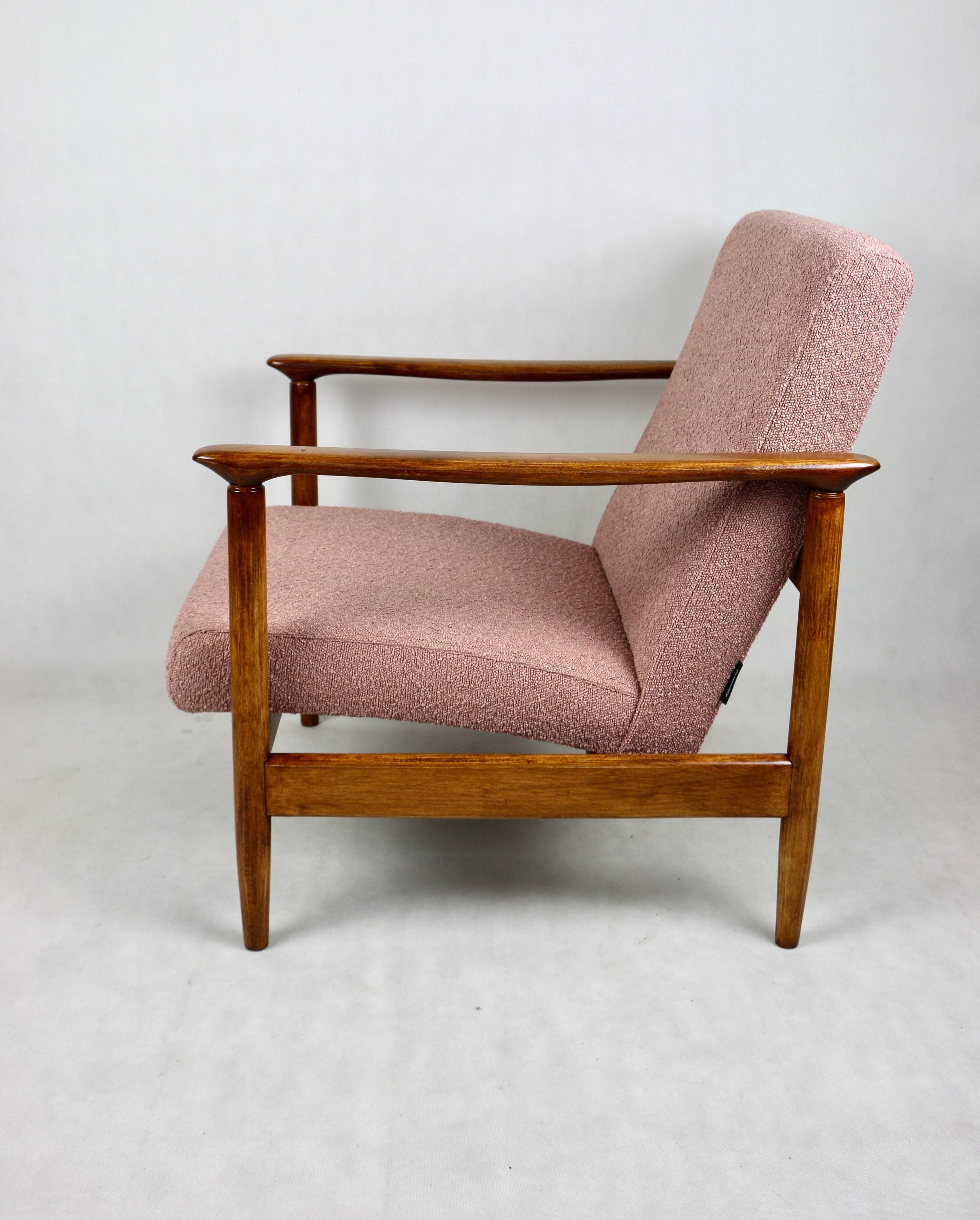 Fauteuil GFM-142 conçu par Edmund Homa des années 70, en bouclé rose - 2 pièces disponibles.