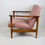 Fauteuil GFM-142 conçu par Edmund Homa des années 70, en bouclé rose - 2 pièces disponibles.