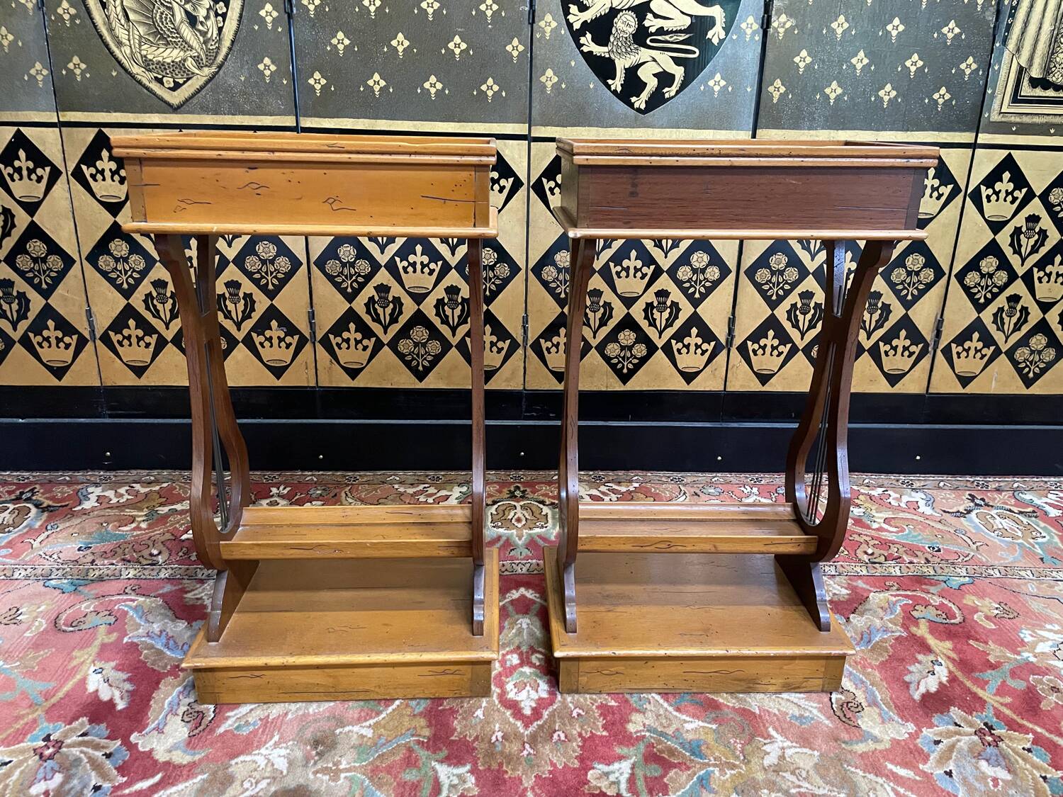 Paire de tables de chevets Lyre