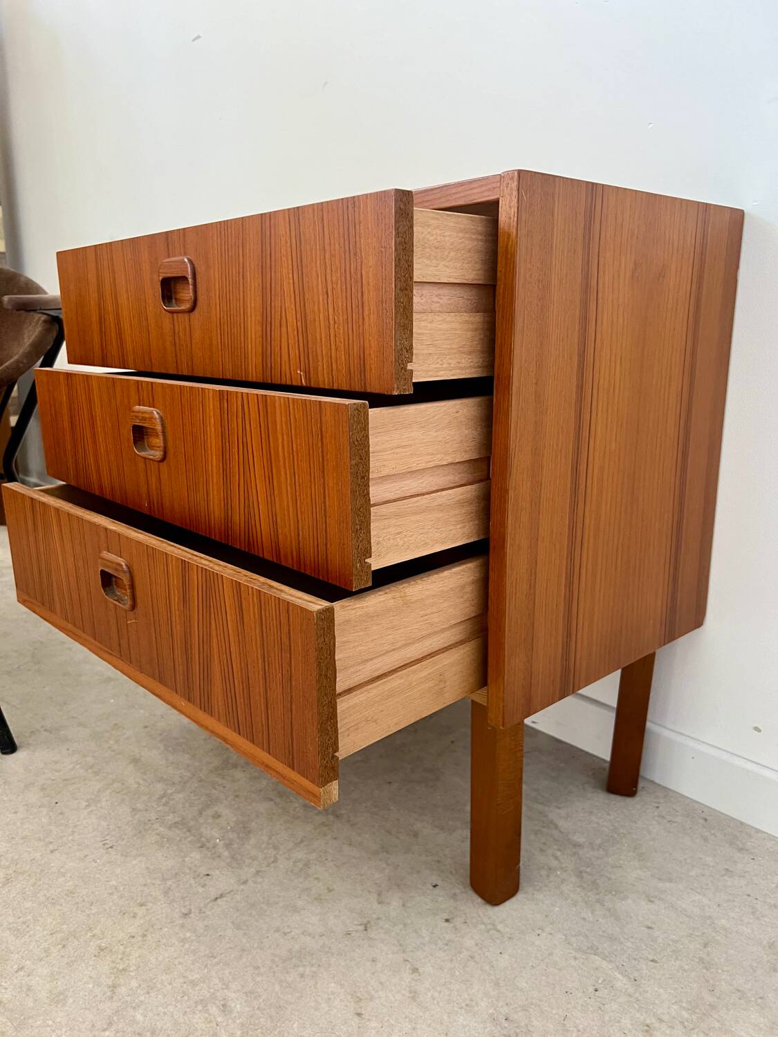 Small chest of drawers or bedside table in teak, Scandinavian design from the 70s vintage
