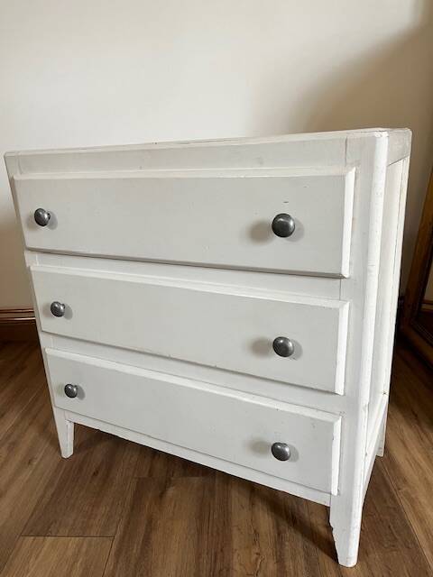 White chest of drawers