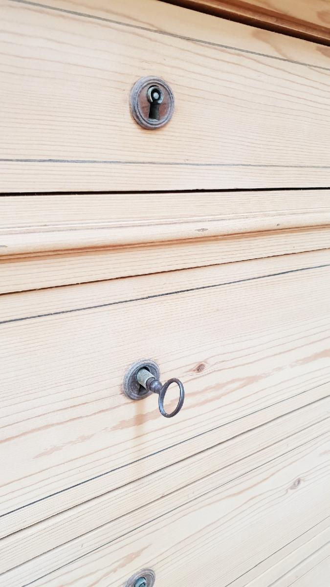 Antique pine chest of drawers
