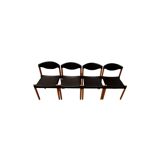 Quatre chaises en plastique