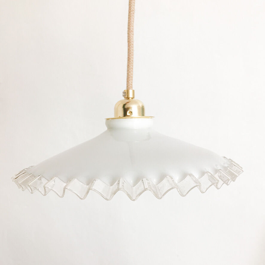 Opaline suspension with lace
