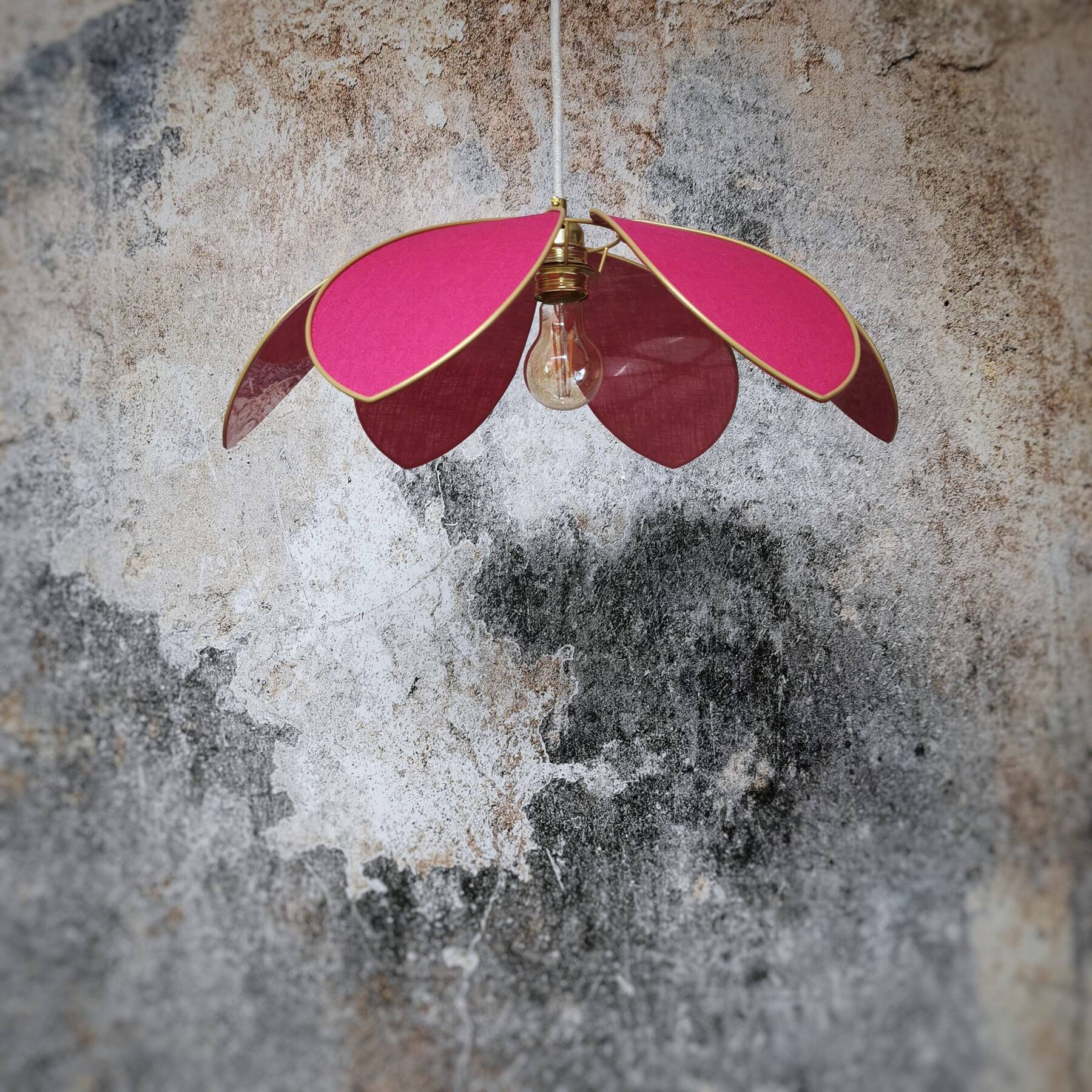 6-petal flower suspension with metal structure and fuchsia linen petals